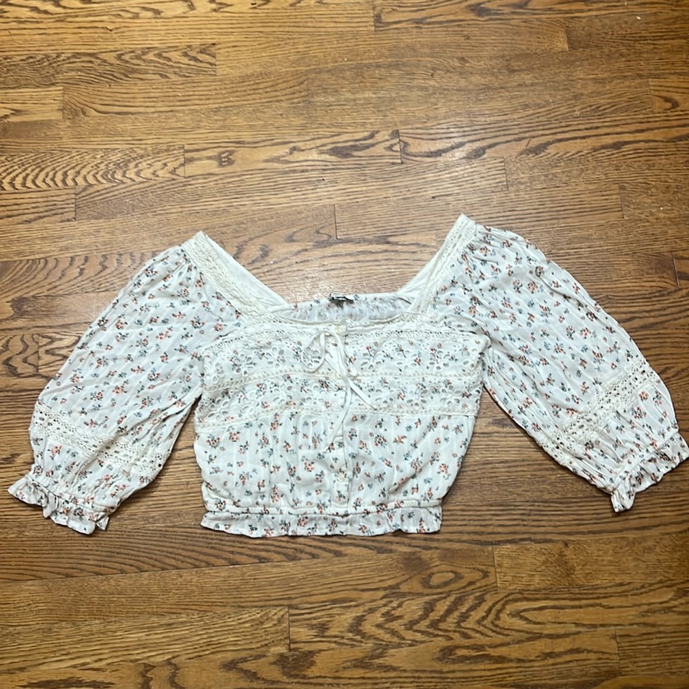 American Eagle Cropped Floral Blouse. Medium